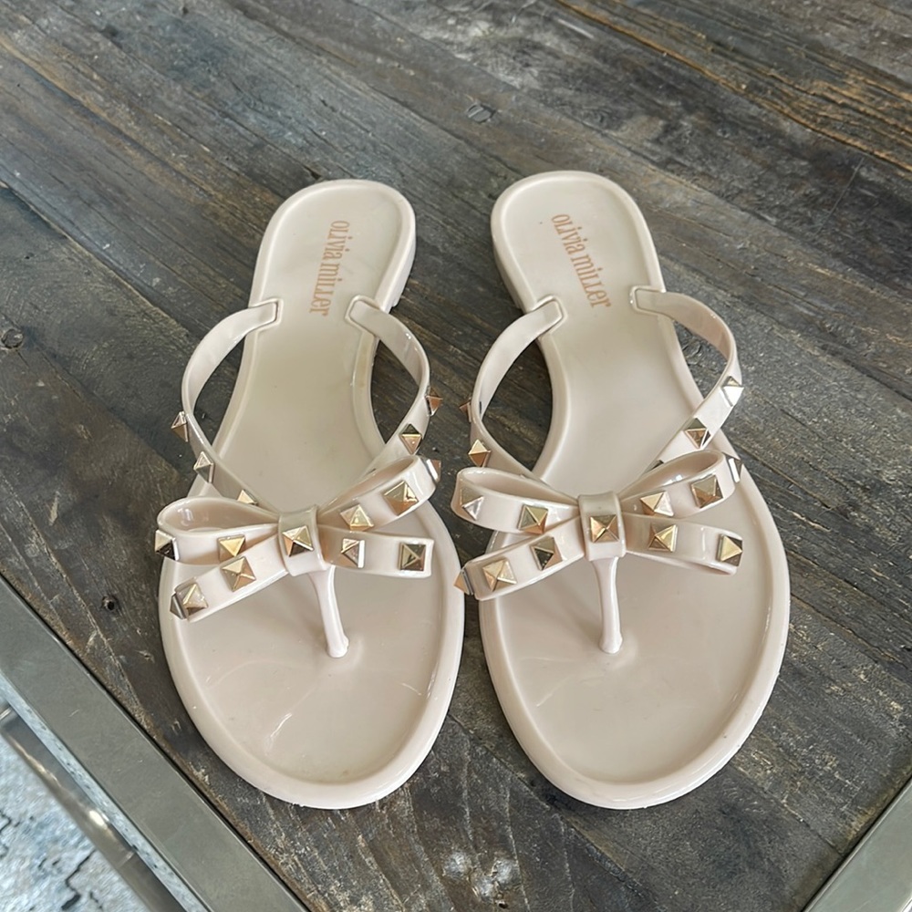 Rubber studded nude sandal with bow accent